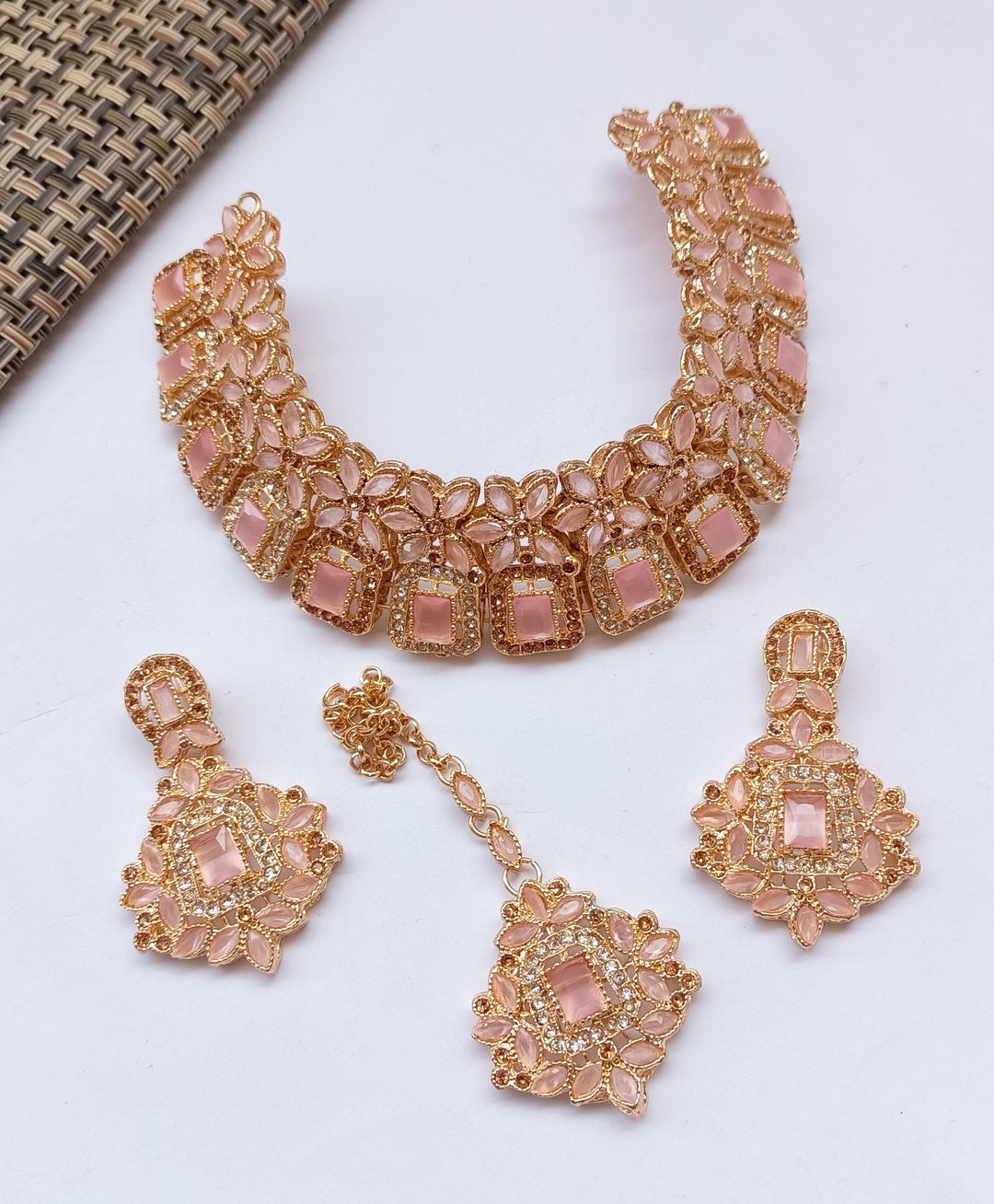 stylish neckless set