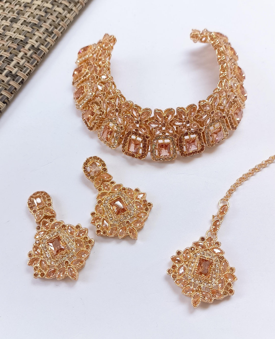 stylish neckless set
