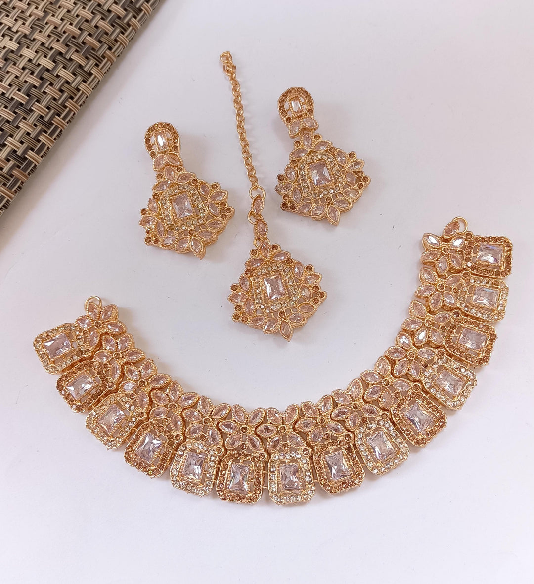 stylish neckless set