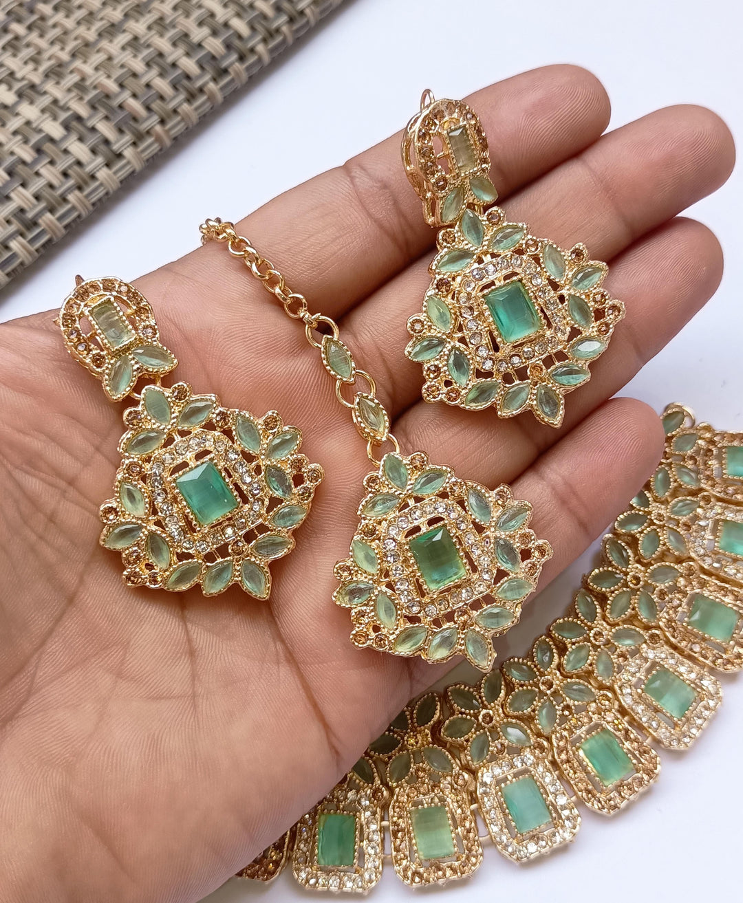 stylish neckless set
