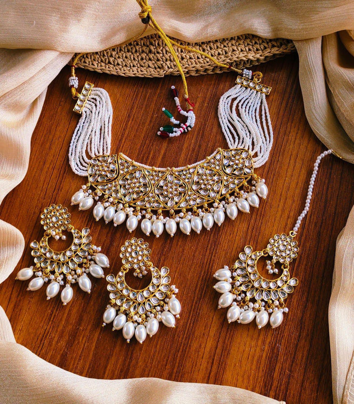 Stylish Choker Set With Teeka